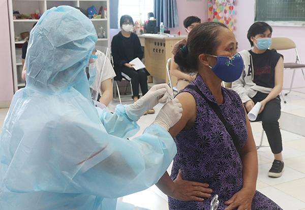 Hà Nội Một số quận, huyện đã cơ bản tiêm mũi 1 vắc xin COVID-19 cho người dân